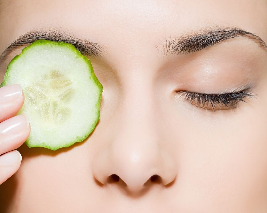 El pepino rejuvenece la piel alrededor de los ojos. 