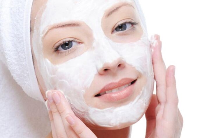 Aplica mascarilla facial en casa para rejuvenecer la piel de tu rostro. 